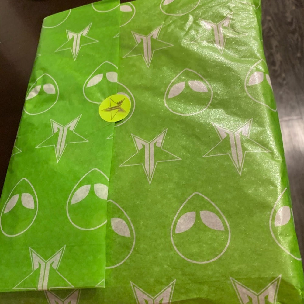 Unopened alien palette